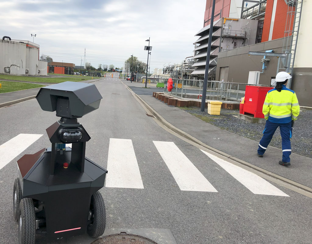 Le robot GR100 site industriel et agent de sécurité