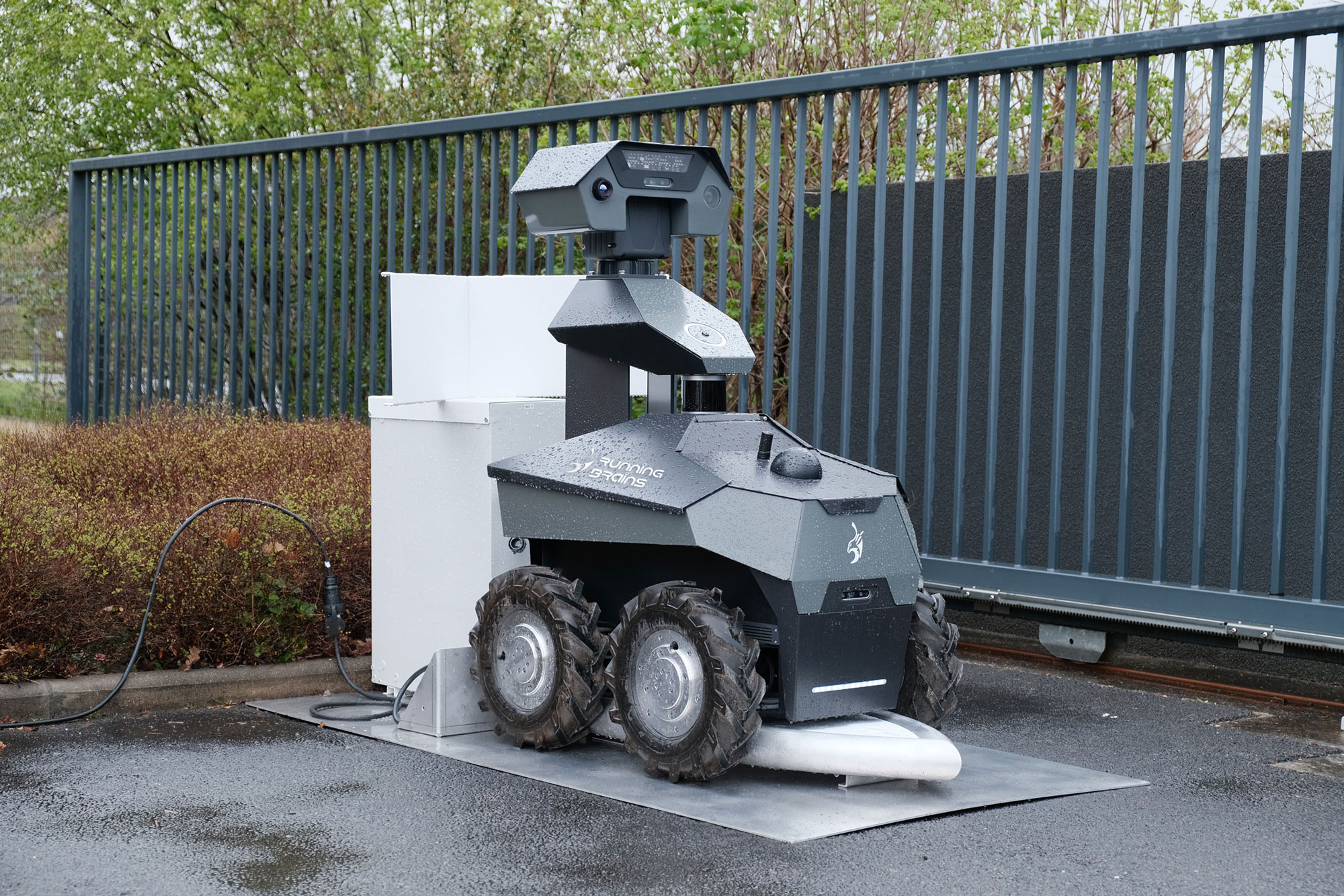 Robot GR100 sur sa station de rechargement