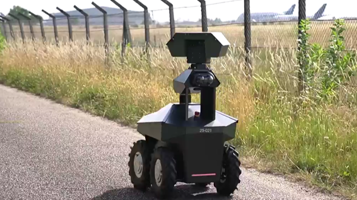Robot GR100 at Bordeaux airport