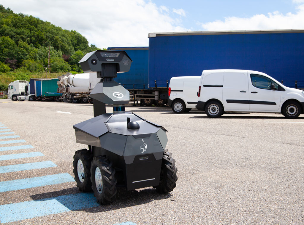 GR100 en ronde sur un parking